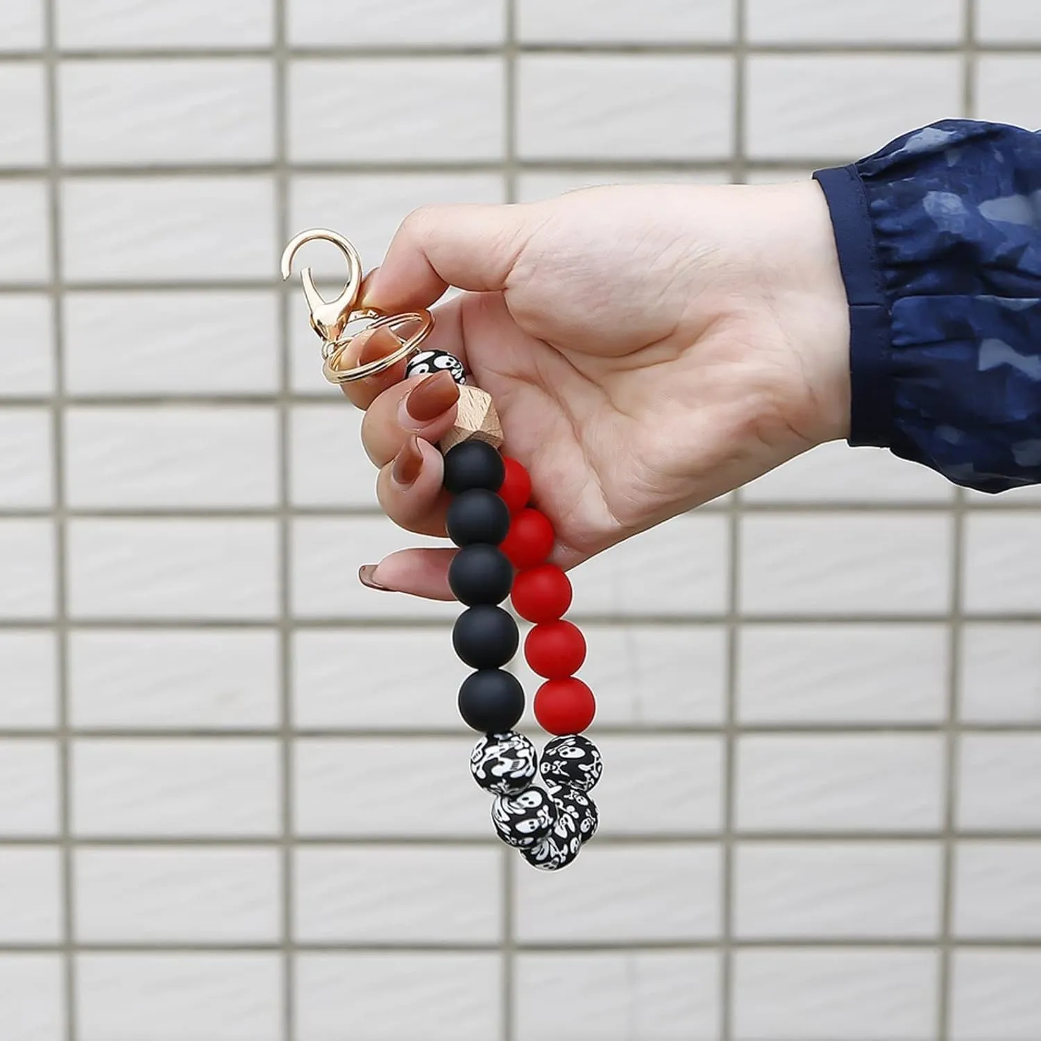 Halloween Silicone Bracelet Keychain Wristlet Beaded Punk Skull Bangle Keyring with Beech Beads for Women Girls