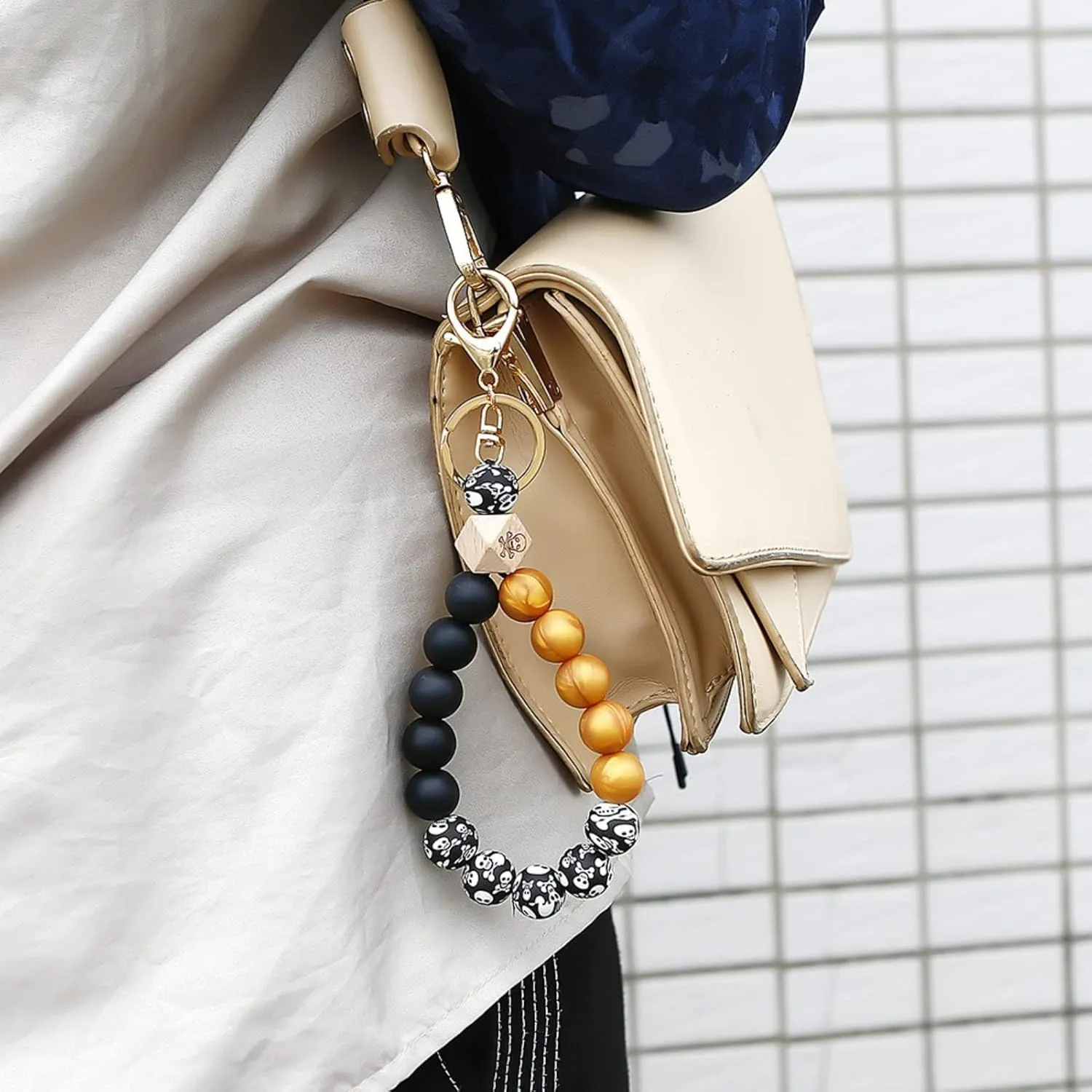 Halloween Silicone Bracelet Keychain Wristlet Beaded Punk Skull Bangle Keyring with Beech Beads for Women Girls